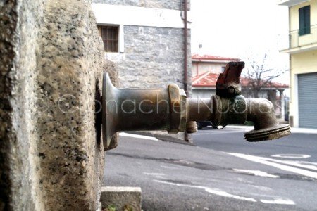 Un rubinetto della Fonte di Gaghisi a Sarule (© foto S.Novellu)