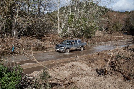 Una strada devastata dalla forza delle acque a Onanì (© foto S.Novellu)