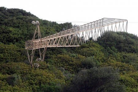 Un traliccio abbattuto dal vento