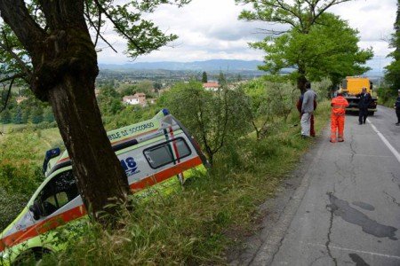 Un'ambulanza del 118 fuori strada