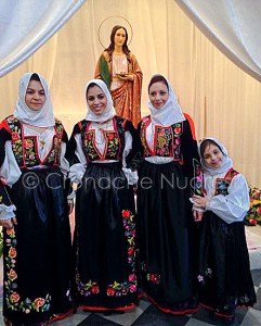 Alcune giovani in abito tradizionale di Sarule b