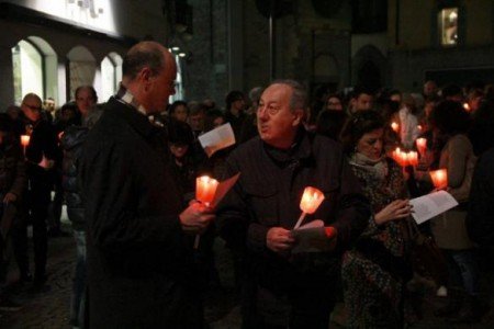 Fiaccolata a lutto