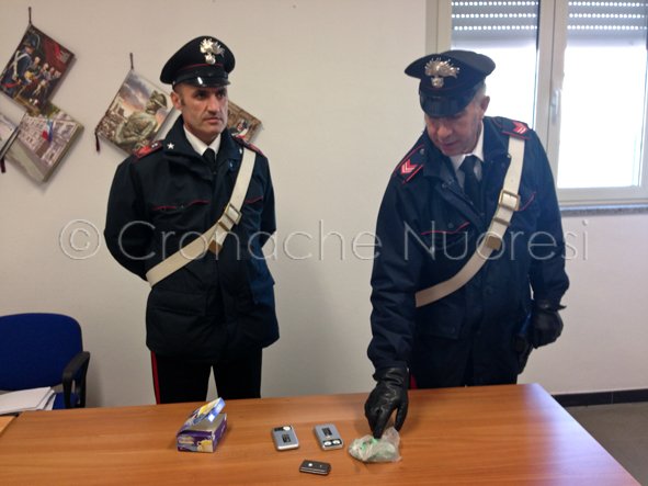 I Carabinieri con la droga sequestrataI Carabinieri con la droga sequestrata
