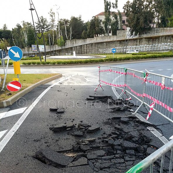 Il cedimento dell'asfalto in via Mannironi