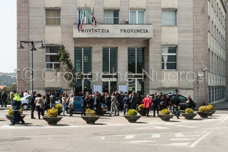 Il sit-in di protesta davanti alla Provincia di Nuoro (© foto S. Novellu)