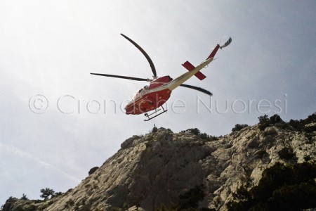 L'arrivo dell'elicottero dei Vigili del fuoco