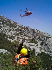 L'arrivo dell'elicottero dei Vigili del fuoco (Foto Vigili del fuoco)