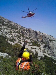L'arrivo dell'elicottero dei Vigili del fuoco (Foto Vigili del fuoco)