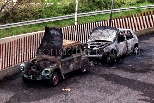 Le due auto distrutte dalle fiamme a Sarule