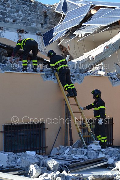 Magomadas, i Vigili del fuoco effettuano i controlli sulla struttura crollata