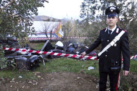 Uno scorcio della discarica di rifiuti pericolosi nei pressi dell'officina sequestrata