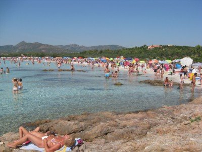 Una spiaggia della Sardegna affollata di turisti