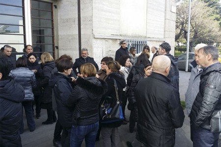 sit-in dei dipendenti davanti alla Provincia