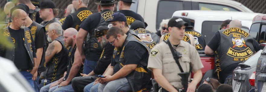 Alcuni bikers dopo la sparatoria a Waco