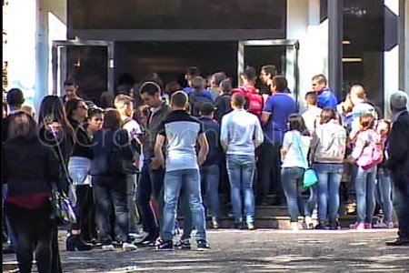 Gli studenti dell'IPSIA in visita alla camera ardente di Gianluca Monni