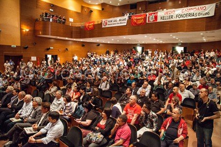 La folla dei metameccanici, dei precari e dei cassintegrati all'Eliseo (© foto S.Novellu)