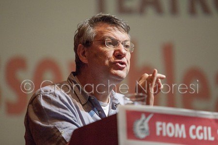 Maurizio Landini durante l'intervento all'Eliseo (© foto S.Novellu)
