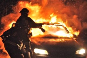 Un'autovettura in fiamme
