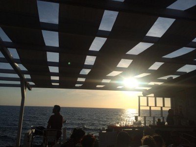 Un'immagine del baretto distrutto dalle fiamme a Bosa