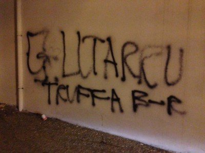 Desulo. Un'immagine delle scritte micacciose postata su Facebook da Littarru