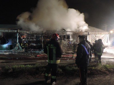 Carabinieri e Vigili del fuoco sul luogo di un incendioCarabinieri e Vigili del fuoco sul luogo di un incendio