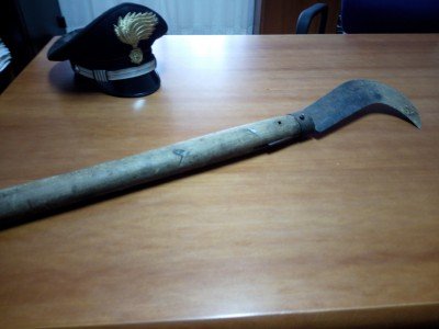 La roncola sequestrata dai Carabinieri