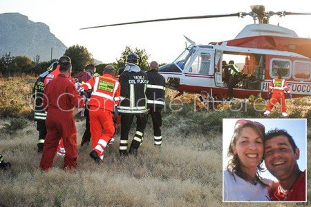 Il trasporto dei feriti in elicottero e nel riquadro Checco Puggioni e Isabella Saba, le vittime