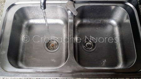 L'acqua della rete sgorga dal rubinetto (© foto Cronache