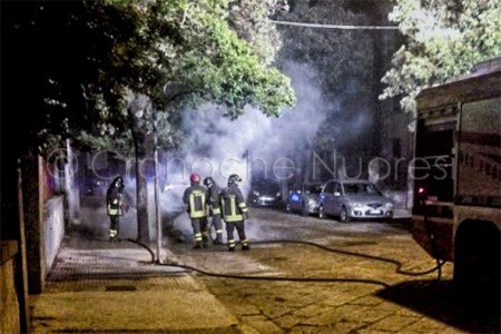 L'intervento dei Vigili del fuoco in via Deffenu (© foto Cronache Nuoresi)