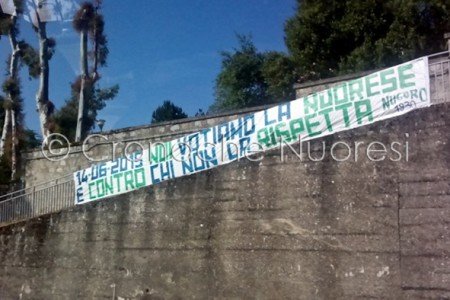 Lo striscione di protesta dei tifosi della Nuorese (© foto Cronache Nuoresi)