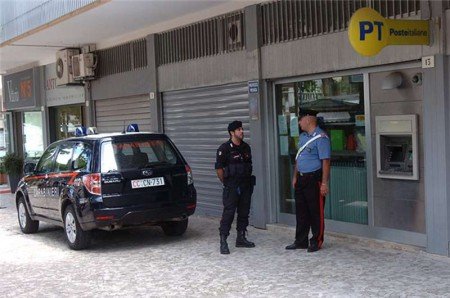 Carabinieri davanti  un Ufficio postale