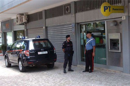 Carabinieri davanti un Ufficio postale
