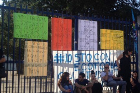 I manifestanti davanti ai cancelli dell'Università (foto Cronache Nuoresi)