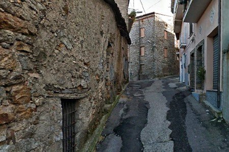 Uno scorcio della via Parrocchia a Fonni