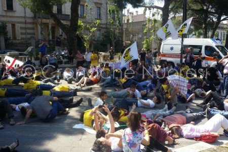 La folla sdraiata in segno di protesta (foto Mino Picirillo)