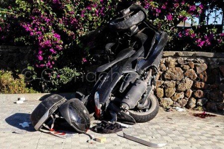 I resti dello scooterone dopo l'incidente (© foto Cronache Nuoresi)