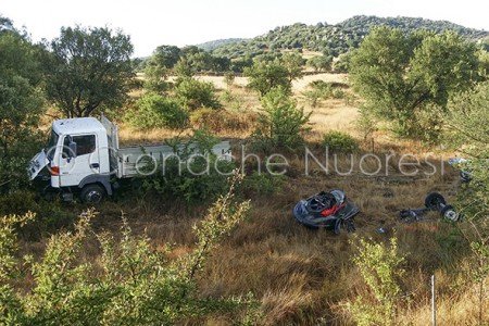 Il camioncino uscito di strada sulla 131 dcn (© foto S.Novellu)