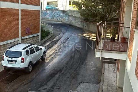 L'acqua che defluisce da viale Repubblica nelle vie circostanti