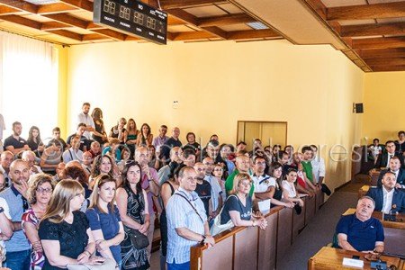 L'aula consiliare gremita di pubblico (© foto Cronache Nuoresi)