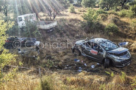 L'auto e il camioncino uscitidi strada sulla 131 dcn (© foto S.Novellu)