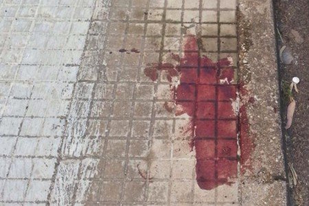 Le tracce di sangue rimaste sul marciapiede