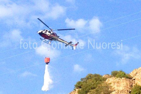 L'elicottero dei Vigili del fuoco impegnato nell'incendio di Sarule