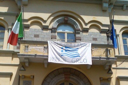 Lo striscione al Liceo Asproni