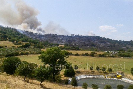 Oniferi, l'elicottero dell'antincendio attinge l'acqua da un bacino artificiale (© foto Soru)