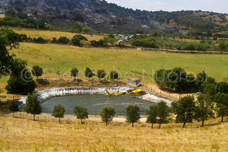 Oniferi, l'elicottero dell'antincendio attinge l'acqua da un bacino artificiale (© foto Soru)