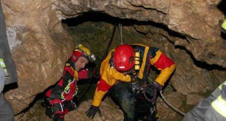 Intervento  in grotta dei volontari del Soccorso Alpino