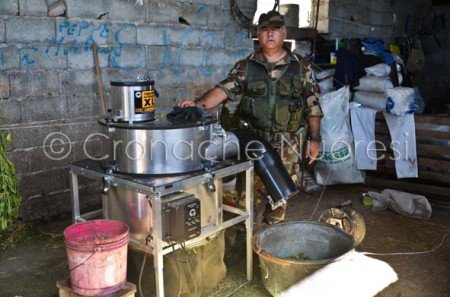 Il macchinario per la separazione delle infiorescenze di marijuana dagli steli (© foto S.Novellu)