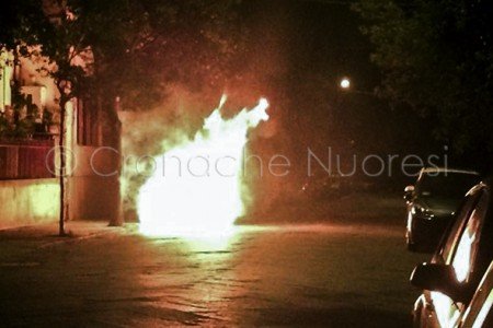 L'auto in fiamme in via Deffenu (© foto Cronache Nuoresi)