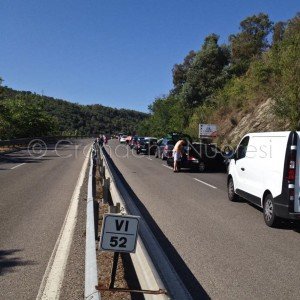 Le auto in coda lungo la 131dcn