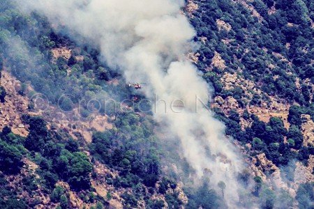 L'elicottero dell'antincendio poco prima dell'incidente verificatosi ad Arzana (foto Piroddi)
